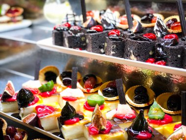 Mini kekleri taze meyvelerle karıştır ve üzerine de krem sür.