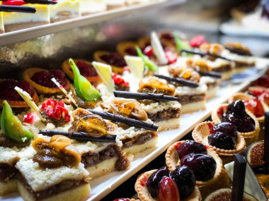 Mini kekleri taze meyvelerle karıştır ve üzerine de krem sür.