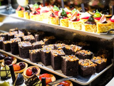 Mini kekleri taze meyvelerle karıştır ve üzerine de krem sür.