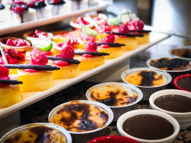 Mini kekleri taze meyvelerle karıştır ve üzerine de krem sür.