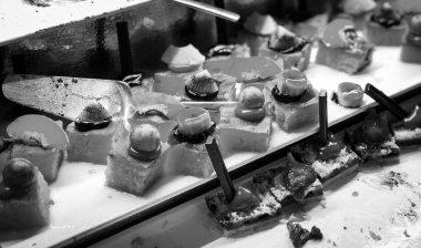 Mini kekleri taze meyvelerle karıştır ve üzerine de krem sür.