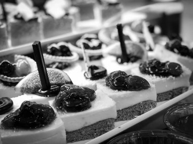 Mini kekleri taze meyvelerle karıştır ve üzerine de krem sür.