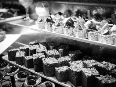 Mini kekleri taze meyvelerle karıştır ve üzerine de krem sür.