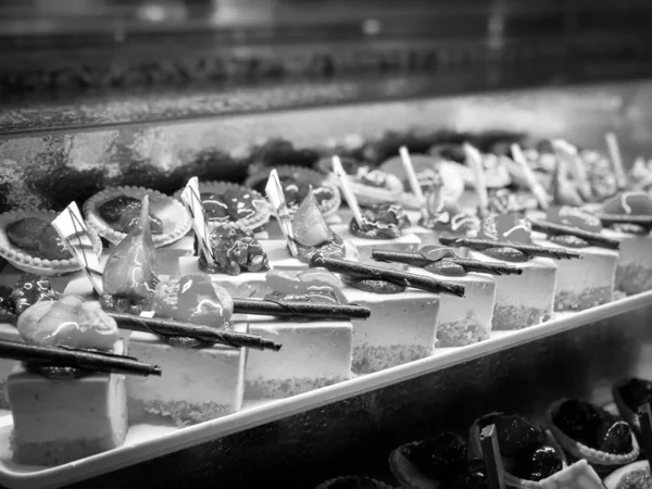 Blande Minikaker Søtsaker Med Frisk Frukt Glasert Topping – stockfoto