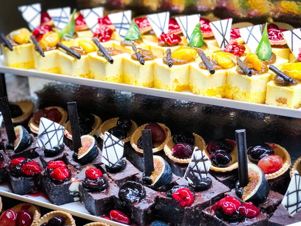 Wymieszać Mini Ciasta Słodycze Świeżymi Owocami Polewą — Zdjęcie stockowe