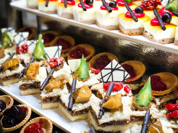 Mini kekleri taze meyvelerle karıştır ve üzerine de krem sür.