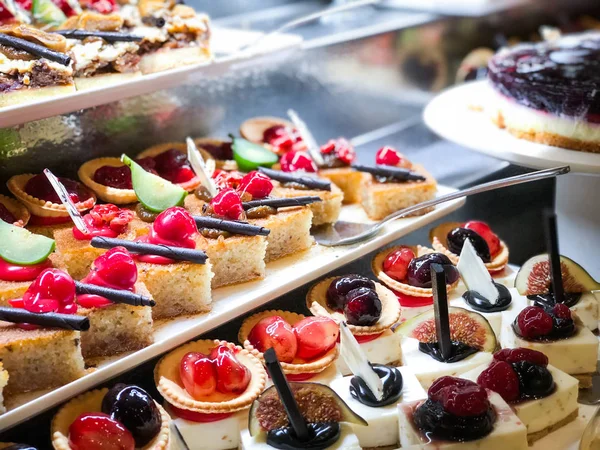 Mélanger Les Mini Gâteaux Bonbons Avec Des Fruits Frais Garniture — Photo