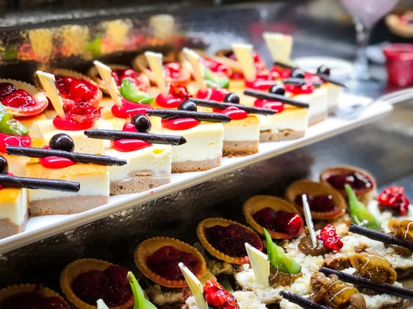 Mini Kekleri Taze Meyvelerle Karıştır Üzerine Krem Sür — Stok fotoğraf