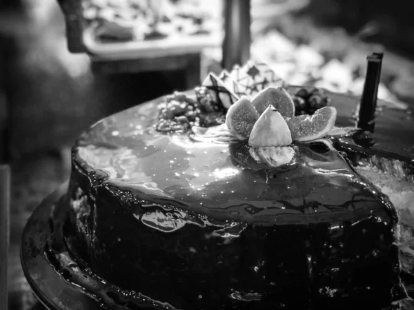 케이크와 사탕에 유약을 토핑을 섞는다 — 스톡 사진