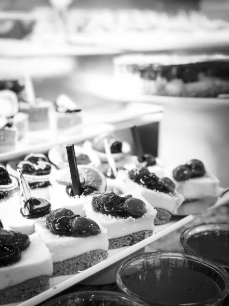 Keverjük Össze Minitortákat Édességeket Friss Gyümölcsökkel Mázas Öntetekkel — Stock Fotó