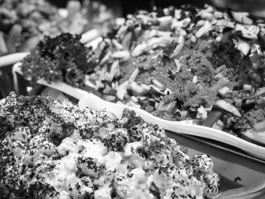 Türk salatasını taze sebze, baharat ve salata sosuyla karıştır.