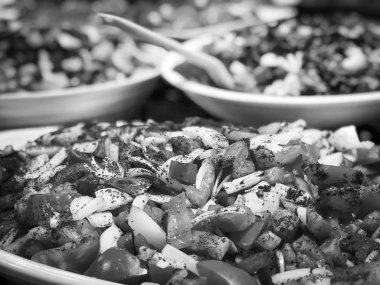 Türk salatasını taze sebze, baharat ve salata sosuyla karıştır.