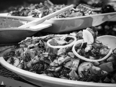 Türk salatasını taze sebze, baharat ve salata sosuyla karıştır.