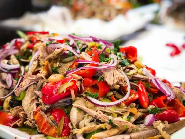 Türk salatasını taze sebze, baharat ve salata sosuyla karıştır.