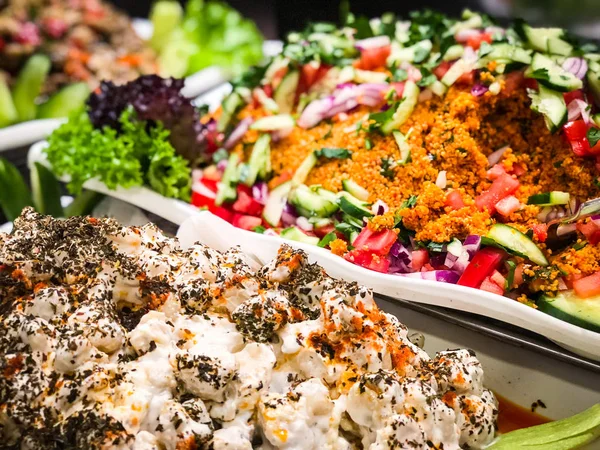 Blanda Turkisk Sallad Med Färska Grönsaker Kryddor Och Salladsdressing — Stockfoto