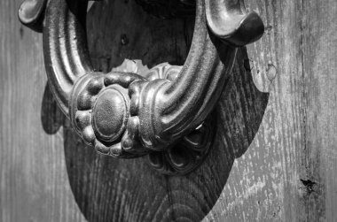 Roma 'nın tarihi sokaklarında antik kapılar kapanıyor.