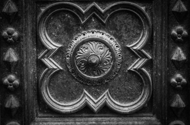 Roma 'nın tarihi sokaklarında antik kapılar kapanıyor.