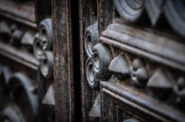 Roma 'nın tarihi sokaklarında antik kapılar kapanıyor.