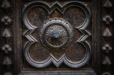 Roma 'nın tarihi sokaklarında antik kapılar kapanıyor.