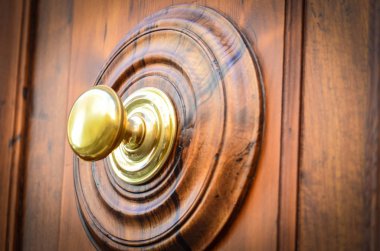 Roma 'nın tarihi sokaklarında antik kapılar kapanıyor.