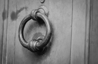 Roma 'nın tarihi sokaklarında antik kapılar kapanıyor.