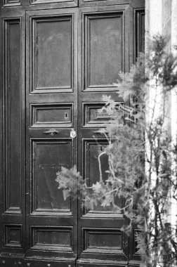 Roma 'nın tarihi sokaklarında antik kapılar kapanıyor.