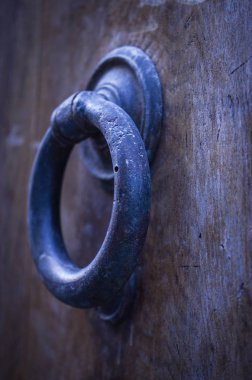 Roma 'nın tarihi sokaklarında antik kapılar kapanıyor.