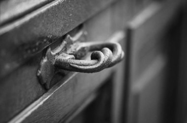 Roma 'nın tarihi sokaklarında antik kapılar kapanıyor.