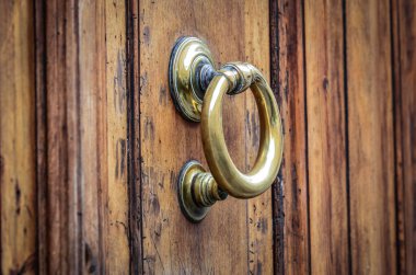 Roma 'nın tarihi sokaklarında antik kapılar kapanıyor.