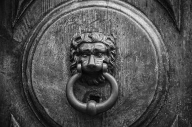 Roma 'nın tarihi sokaklarında antik kapılar kapanıyor.