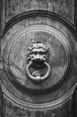 Roma 'nın tarihi sokaklarında antik kapılar kapanıyor.