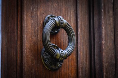 Roma 'nın tarihi sokaklarında antik kapılar kapanıyor.