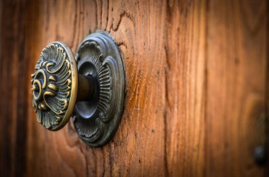 Roma 'nın tarihi sokaklarında antik kapılar kapanıyor.