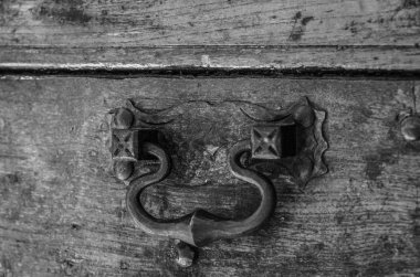 Roma 'nın tarihi sokaklarında antik kapılar kapanıyor.