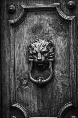 Roma 'nın tarihi sokaklarında antik kapılar kapanıyor.