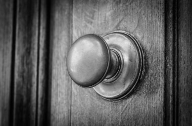 Roma 'nın tarihi sokaklarında antik kapılar kapanıyor.