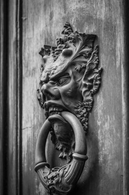 Roma 'nın tarihi sokaklarında antik kapılar kapanıyor.