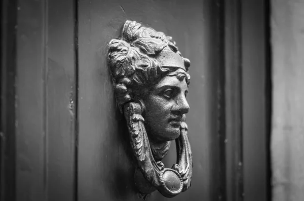 Starożytne Drzwi Zamykają Się Historycznych Ulicach Rzymu — Zdjęcie stockowe
