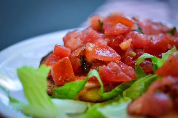 Bruschetta Tomates Frescos Con Ajo Aceite Oliva Albahaca —  Fotos de Stock