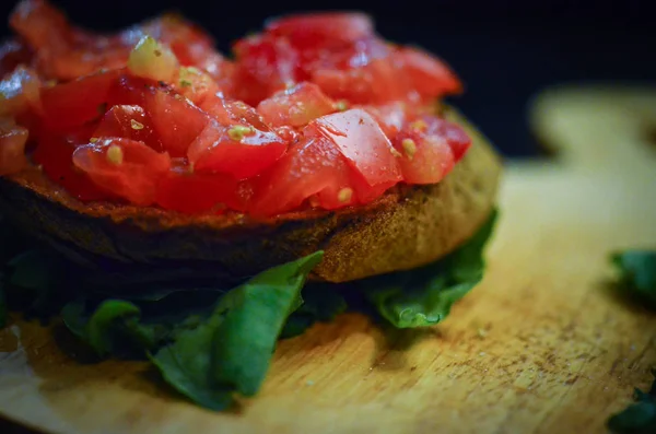 올리브유와 바질을 곁들인 토마토 Bruschetta — 스톡 사진