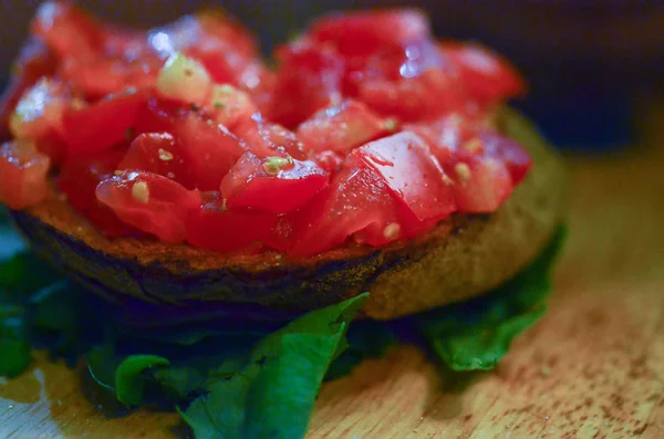 올리브유와 바질을 곁들인 토마토 Bruschetta — 스톡 사진