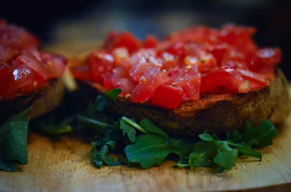 올리브유와 바질을 곁들인 토마토 Bruschetta — 스톡 사진