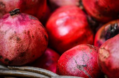 İtalyan pazarında taze meyveler kapanıyor.