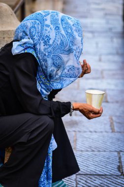 Evsiz kadın sigara içiyor - Roma 'nın tarihi sokakları