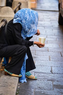 Evsiz kadın sigara içiyor - Roma 'nın tarihi sokakları