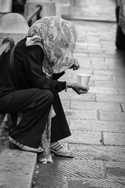 Evsiz kadın sigara içiyor - Roma 'nın tarihi sokakları