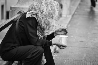 Evsiz kadın sigara içiyor - Roma 'nın tarihi sokakları