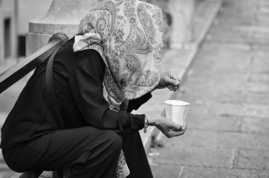 Evsiz kadın sigara içiyor - Roma 'nın tarihi sokakları