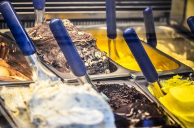 Lezzetli İtalyan dondurması ve taze meyveler