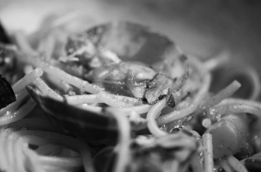 Lezzetli İtalyan makarnası taze deniz ürünleri ve sebzeler - spagetti